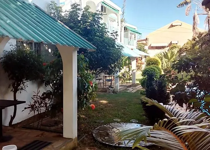 Spacious House In Flic En Flac With Shared Pool