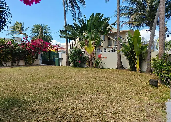 La Villa Cotiere Flic en Flac with Pool
