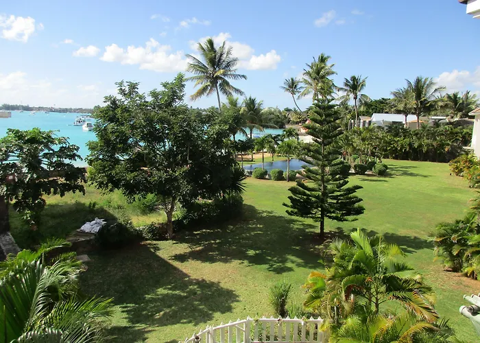 Villa De Prestige Beach Front 8 Pointe aux Canonniers with Pool