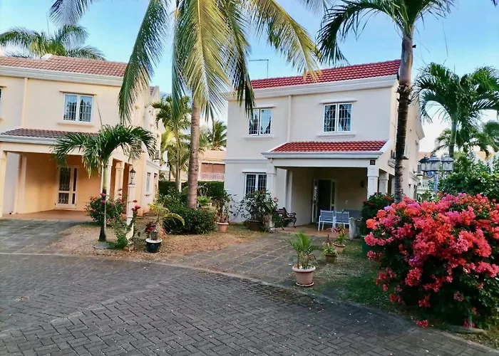 Beachfront Villa With Shared Pool In A Secured Complex Flic en Flac