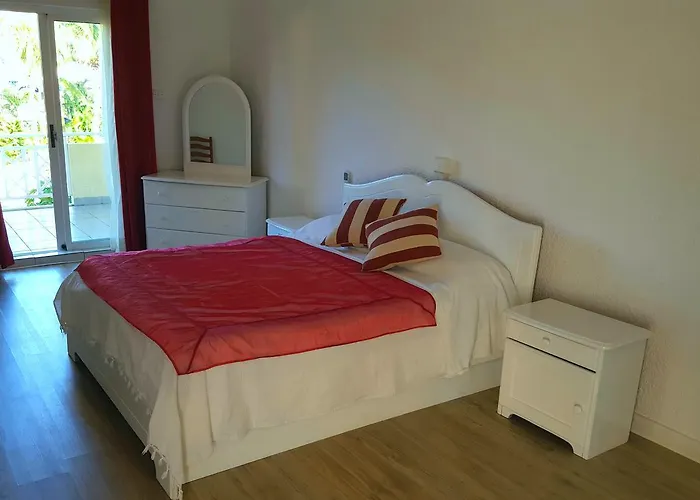Villa In Le Tamier, 4 Bedrooms, 300M Flic En Flac Beach
