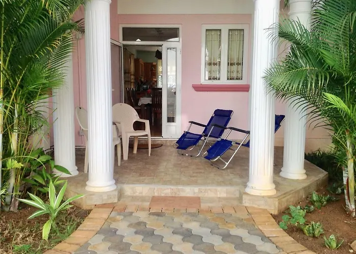 Fayruz Villa: Beachside Retreat with Pool Flic en Flac